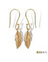 Boucles d'oreilles pendantes en plaqué or avec plumes en plaqué or.