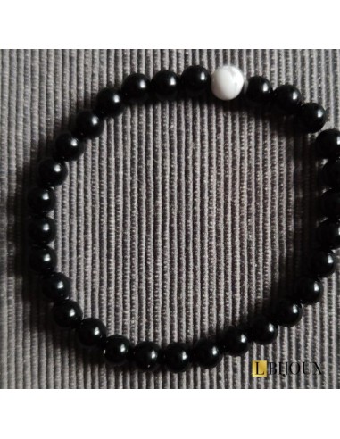 Bracelet perles d'agates noires et 1 howlite. Perles de 6mm.
