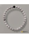 Bracelet perles howlite + 1 agate noire. Bracelet extensible