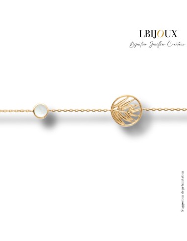 Bracelet souple en plaqué or orné de cercles avec des feuilles de bambous et de la nacre. Anneau intermédiaire à 16 cm.