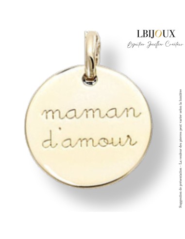 Médaille en plaqué or gravée Maman d'amour". Vendue seule.